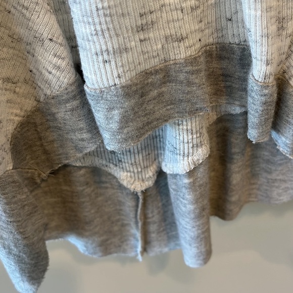 B Original Heather Gray Speckled Top Flowy Ruffle Hem Womens Medium - Picture 4 of 11